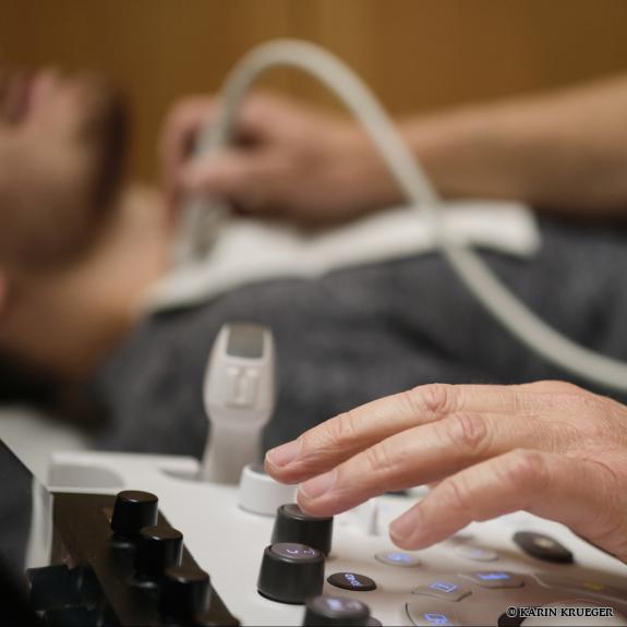 Arzt macht Ultraschall des Patienten